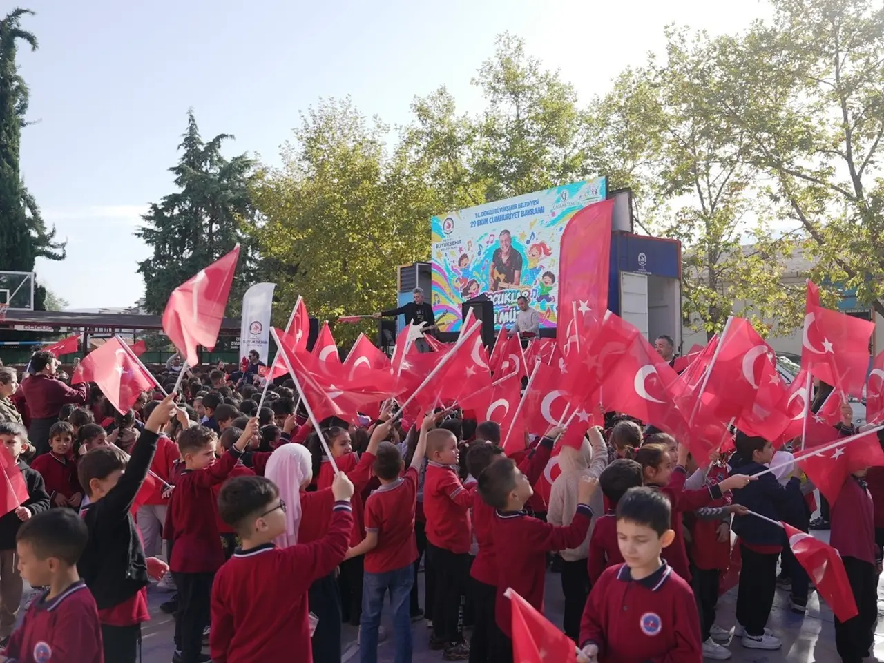 Denizli Büyükşehirle Cumhuriyet coşkusu okullara taştı