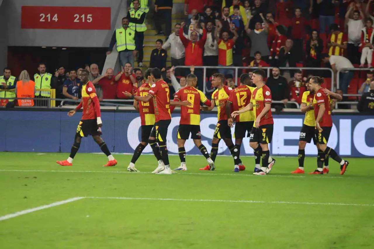 Trendyol Süper Lig: Göztepe: 2 - Çorum FK: 0 (İlk yarı)
