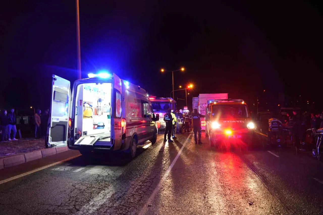 Niğde’de kamyonet tıra arkadan çarptı: 1 ağır yaralı