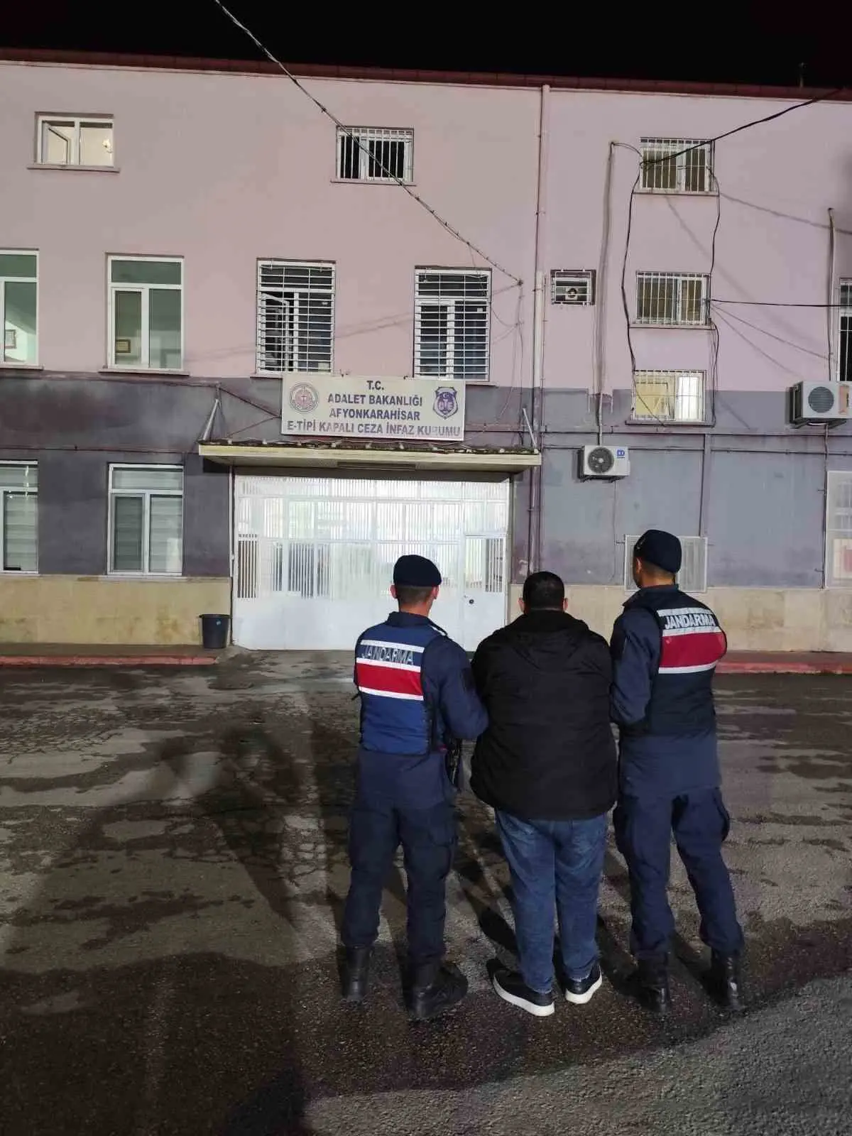 Jandarma aranan 42 kişiyi yakaladı