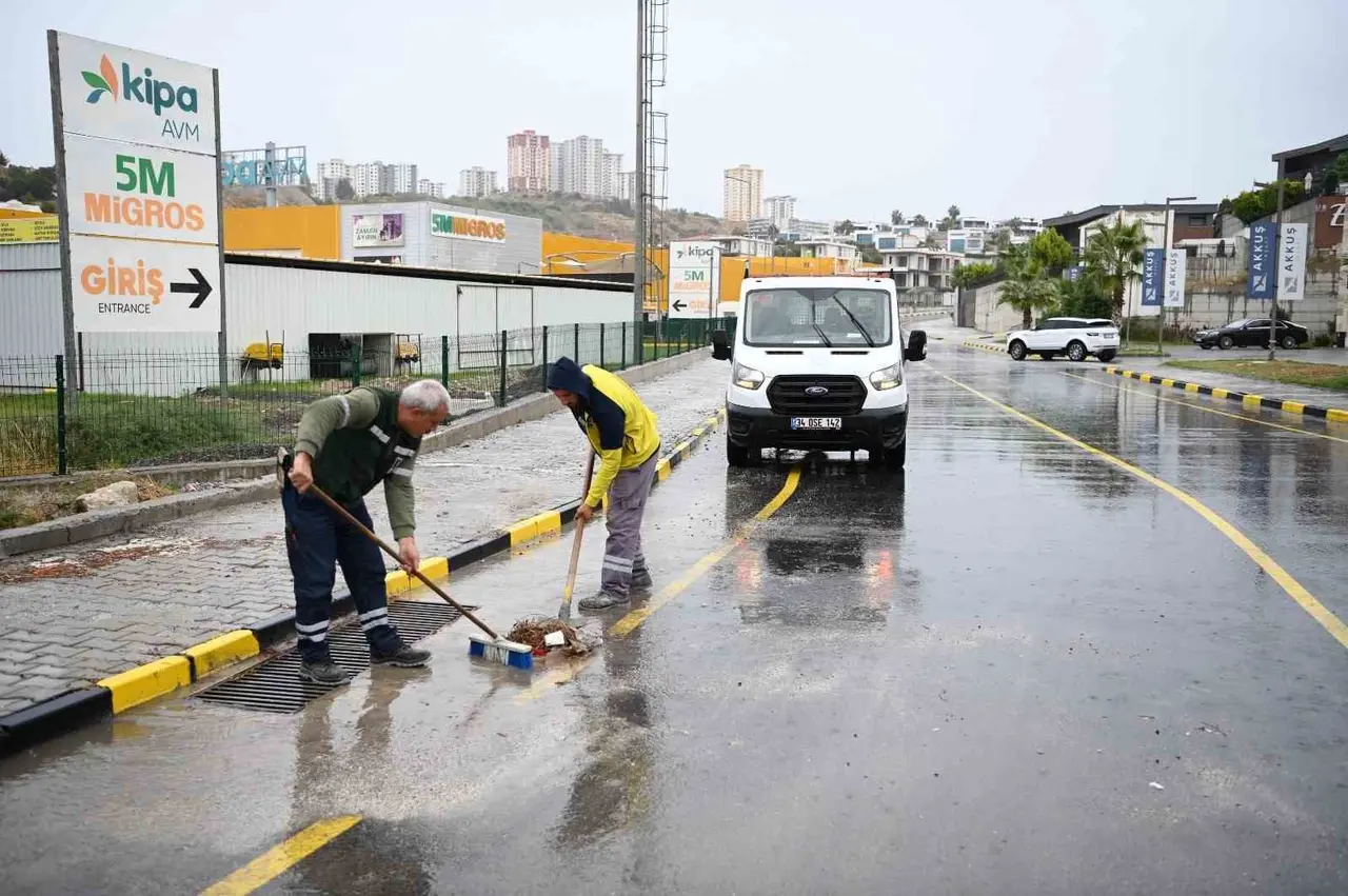 Kuşadası’nda mazgallar taşkınlara karşı temizlendi