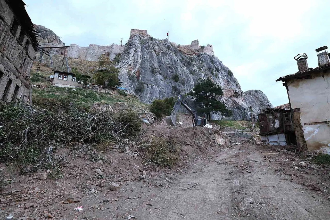 Tokat’ta kentsel dönüşüm kapsamında 21 konut yıkıldı