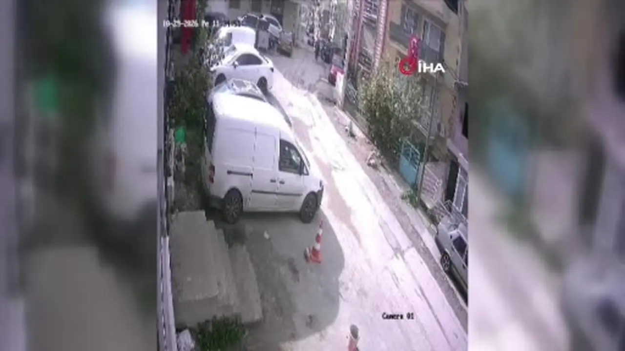İzmir’de gencin bayrak duyarlılığı kamerada
