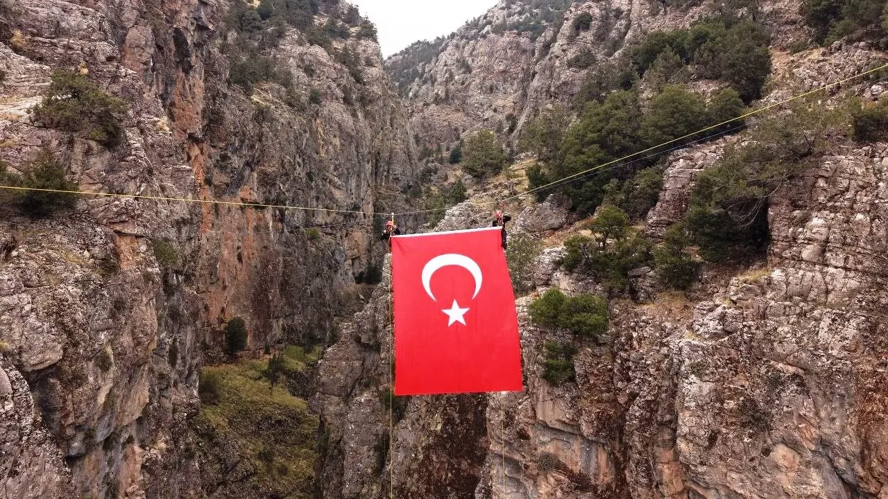 Acıpayam Kanyonunda dev Türk bayrağı dalgalandırıldı
