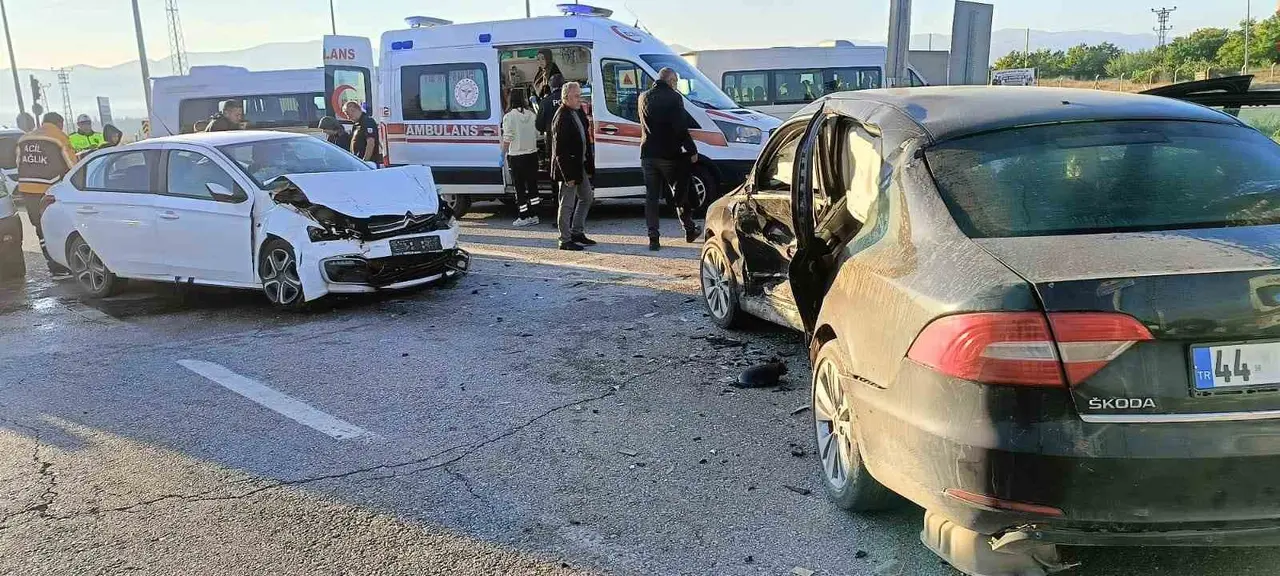 Malatya’da iki otomobilin çarpıştığı kaza kamerada: 1’i ağır 6 yaralı