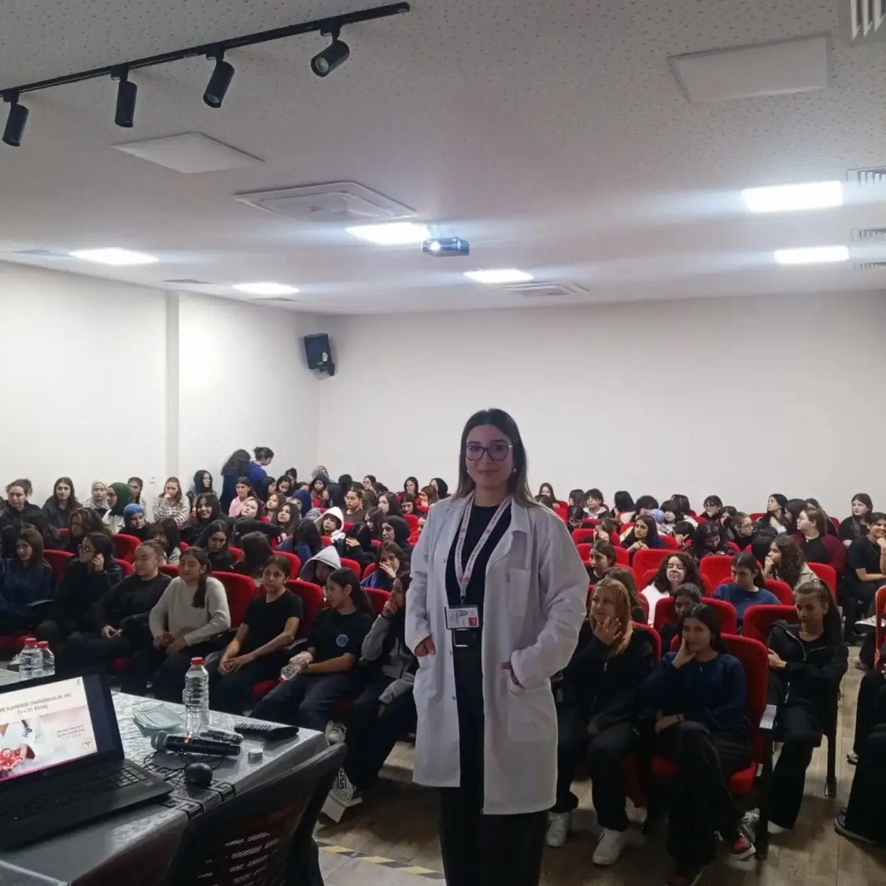 Öğrenci ve öğretmenlere meme kanseri eğitimi verildi