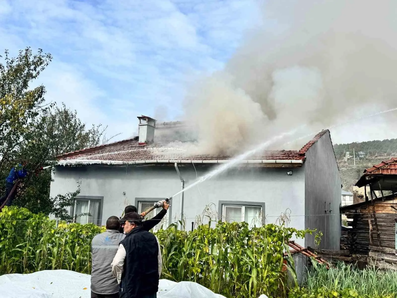 Bilecik’te kaynak kıvılcımları benzine sıçradı, yangın çıktı