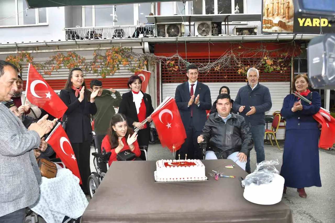 Özel gereksinimli bireyler Cumhuriyet Bayramında esnafa bayrak dağıttı