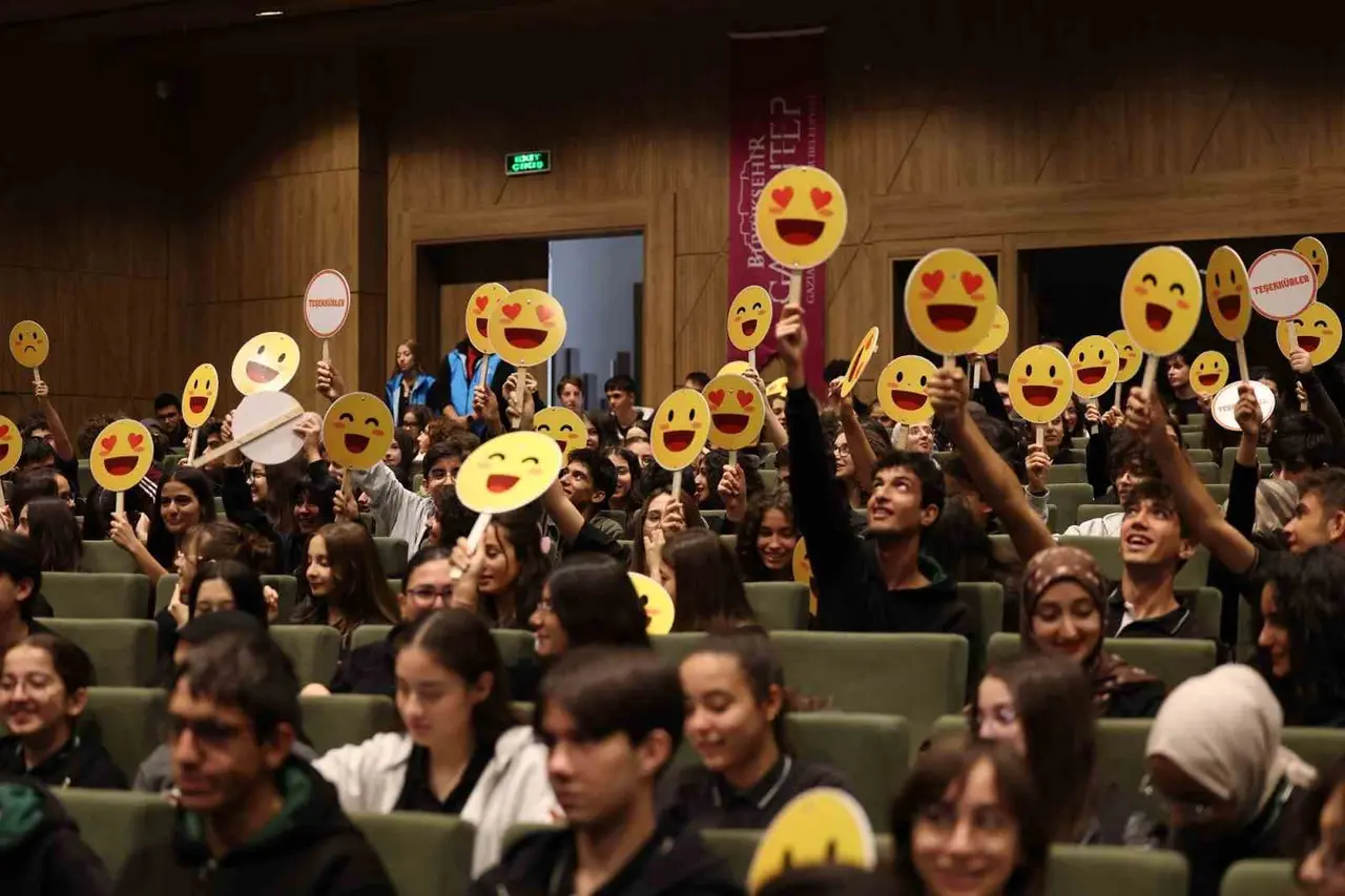Şahin, "Bir Dakika, Bir Merak, Bir Cevap" programında gençlerle buluştu