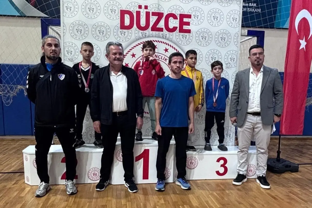 Düzce’de karate şampiyonasında 185 sporcu tatamiye çıktı