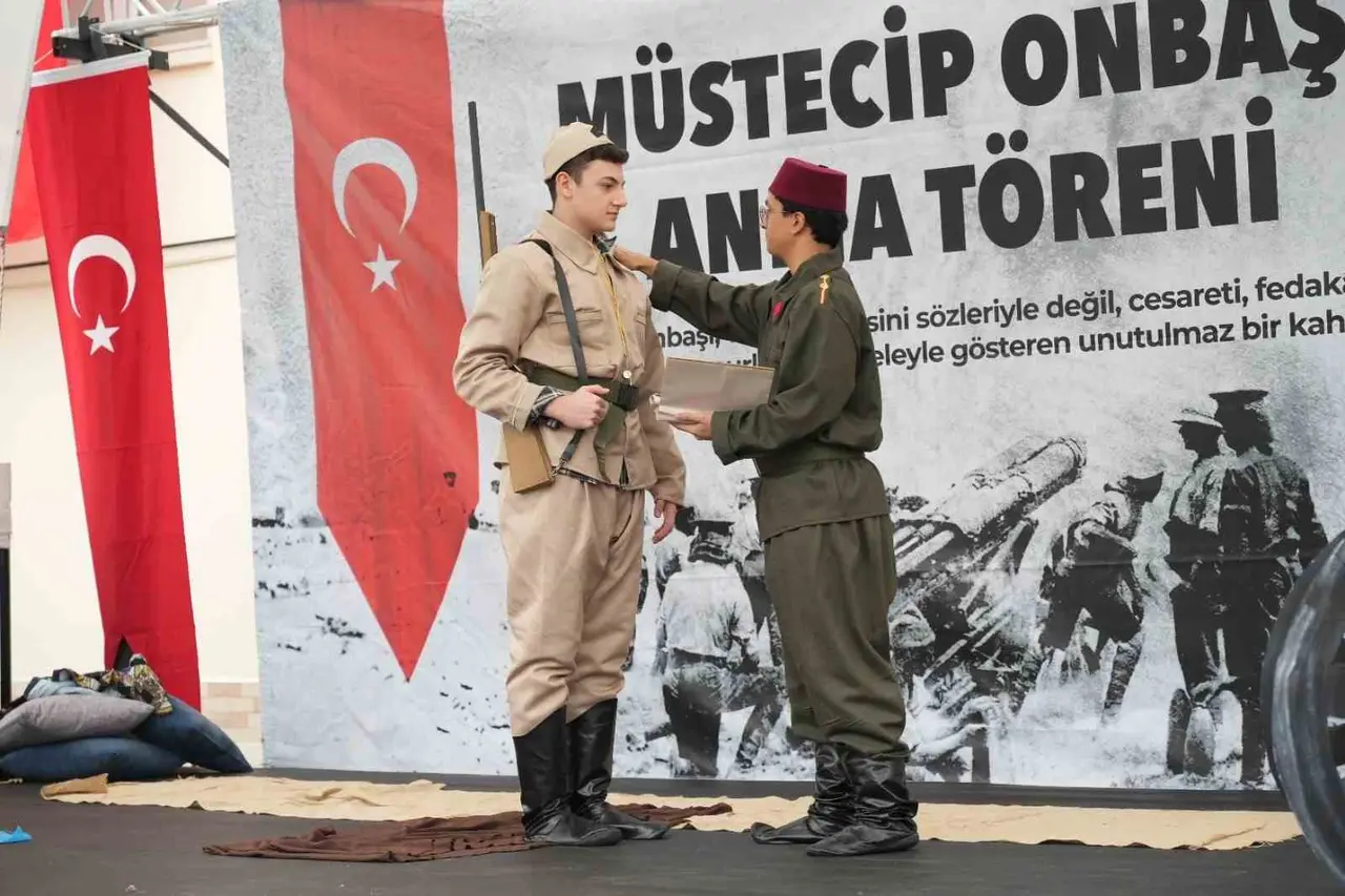 Çanakkale Boğazı’nı geçmek isteyen Fransız Denizaltısını batırmıştı, mezarı başında anıldı