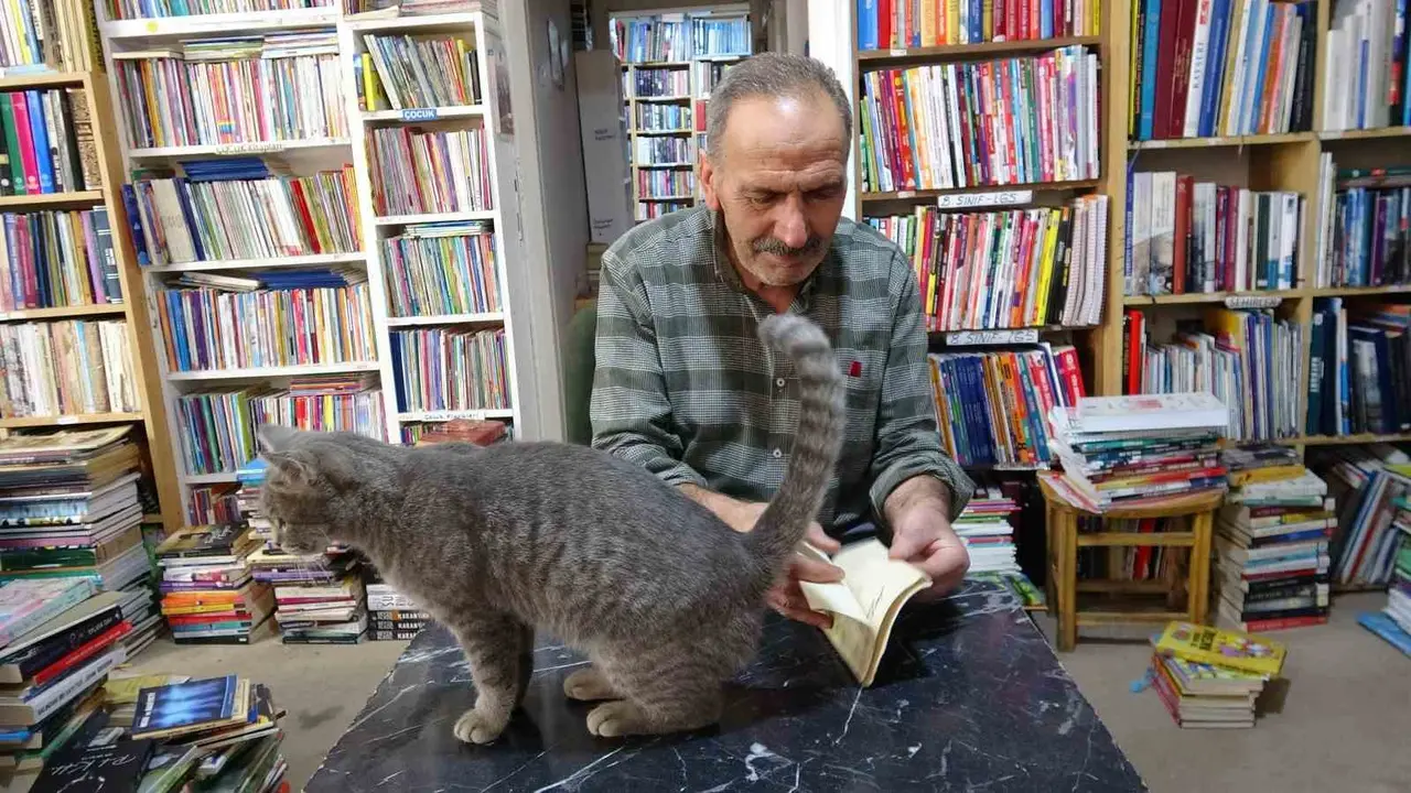 Rus yazar Petrov’un "İdealist Öğretmen" kitabının Osmanlıca baskısı Erzurum’da bir sahafta çıktı