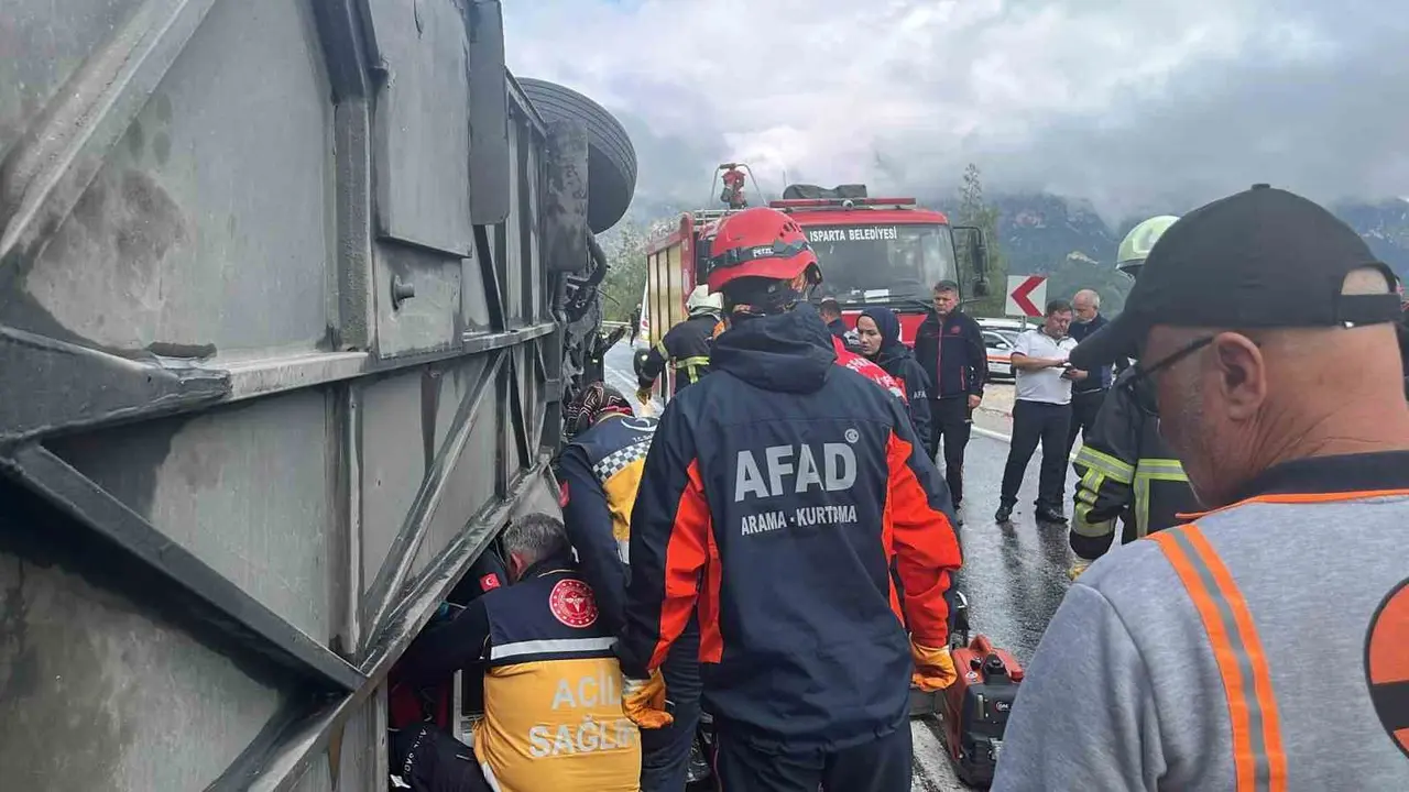 Isparta-Antalya kara yolunda yolcu otobüsü devrildi: 1 ölü, 7 yaralı