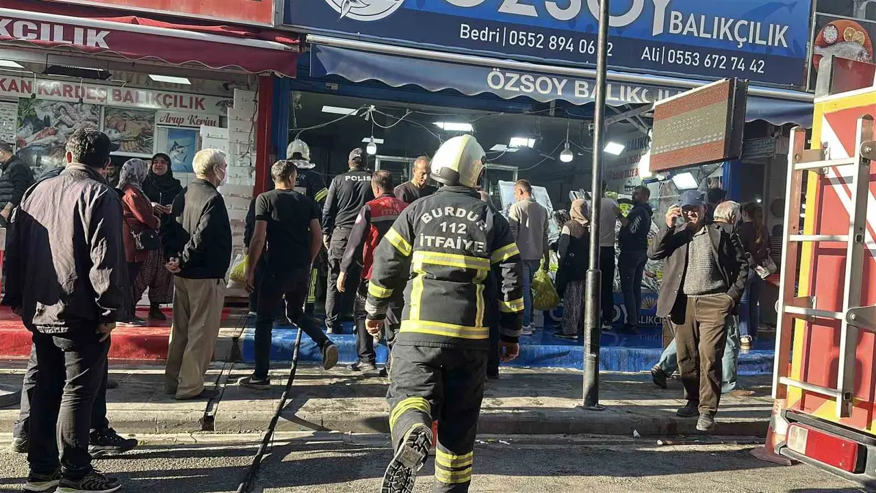 Balıkçının bacasında yangın çıktı, tezgahta satışlar durmadı