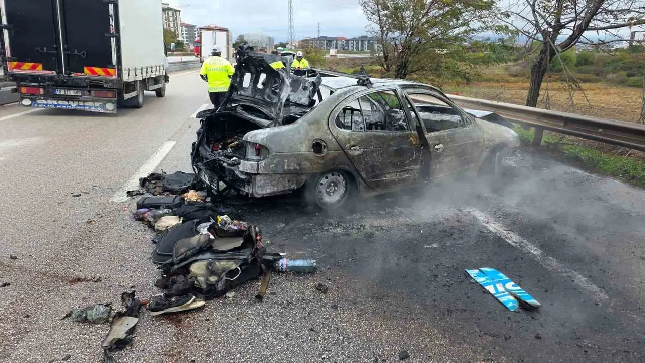 Bandırma-Çanakkale yolunda feci kaza: Araç alev aldı, 2 kişi yaralandı