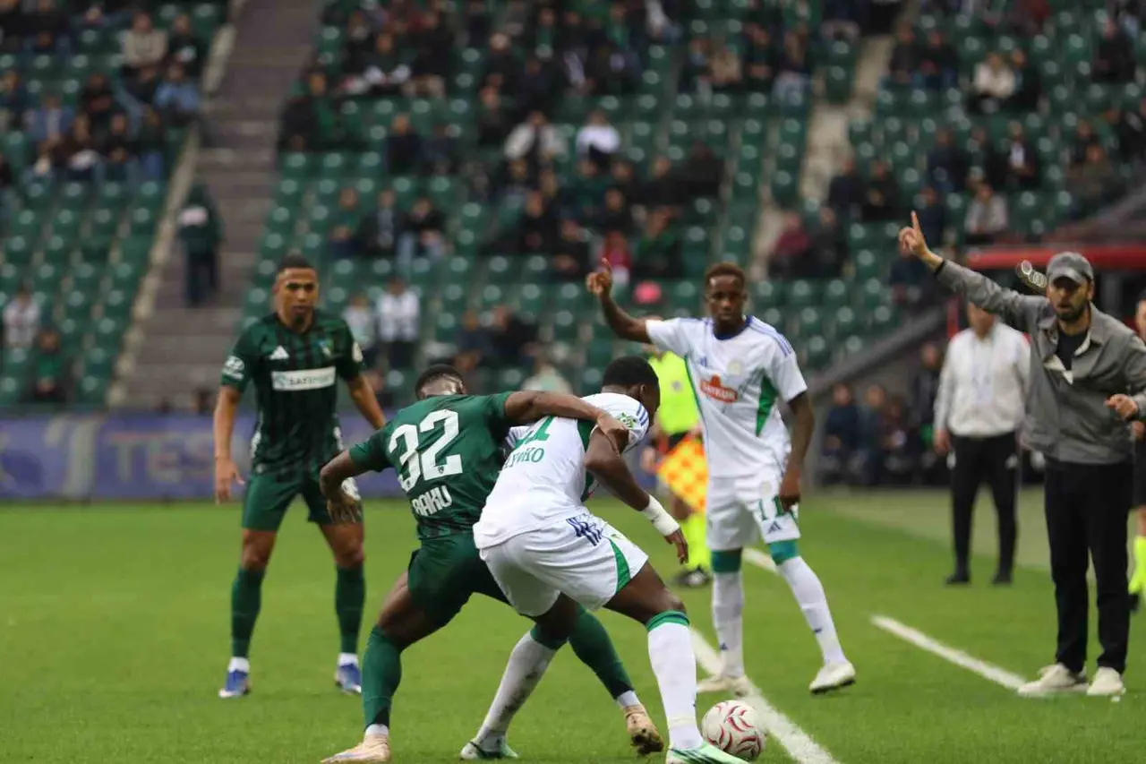 Trendyol Süper Lig: Kocaelispor: 0 - Çaykur Rizespor: 0 (İlk yarı)