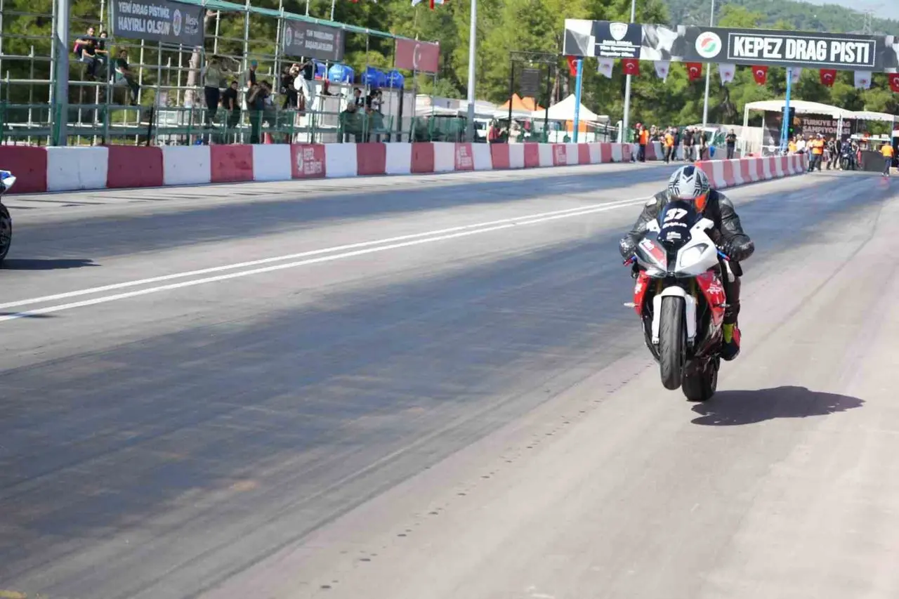 Kepez MotoDrag Şampiyonası’nda motorlar ısındı, final yarın