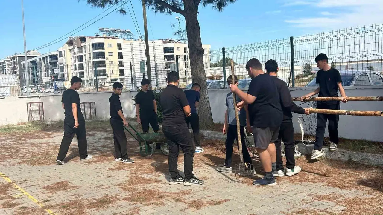Koçarlı’da öğrenciler okul bahçesini temizleyerek çevre duyarlılığına dikkat çekti