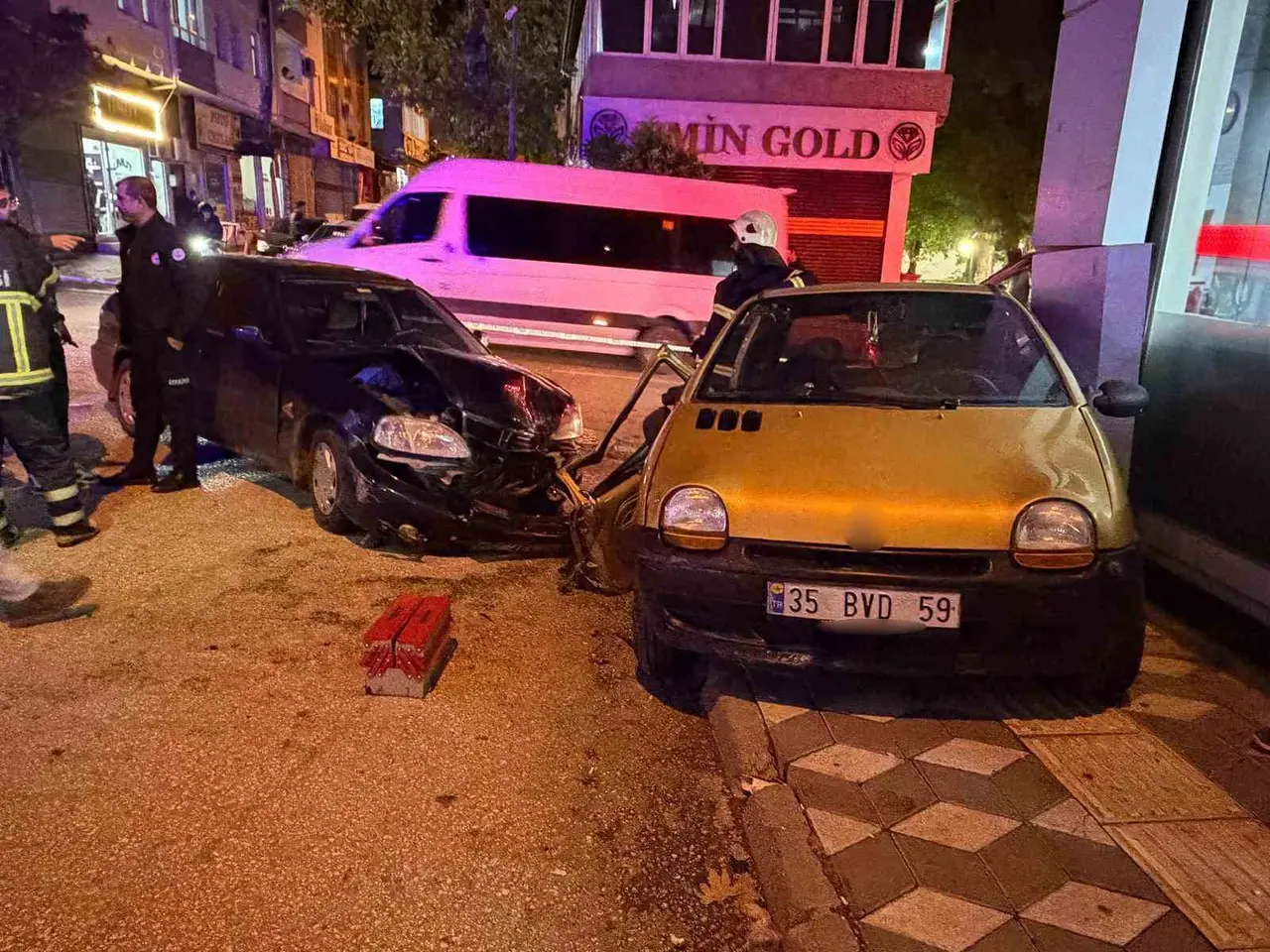 Çarpışan otomobiller iş yeri vitrinine çarparak durabildi: 2 yaralı