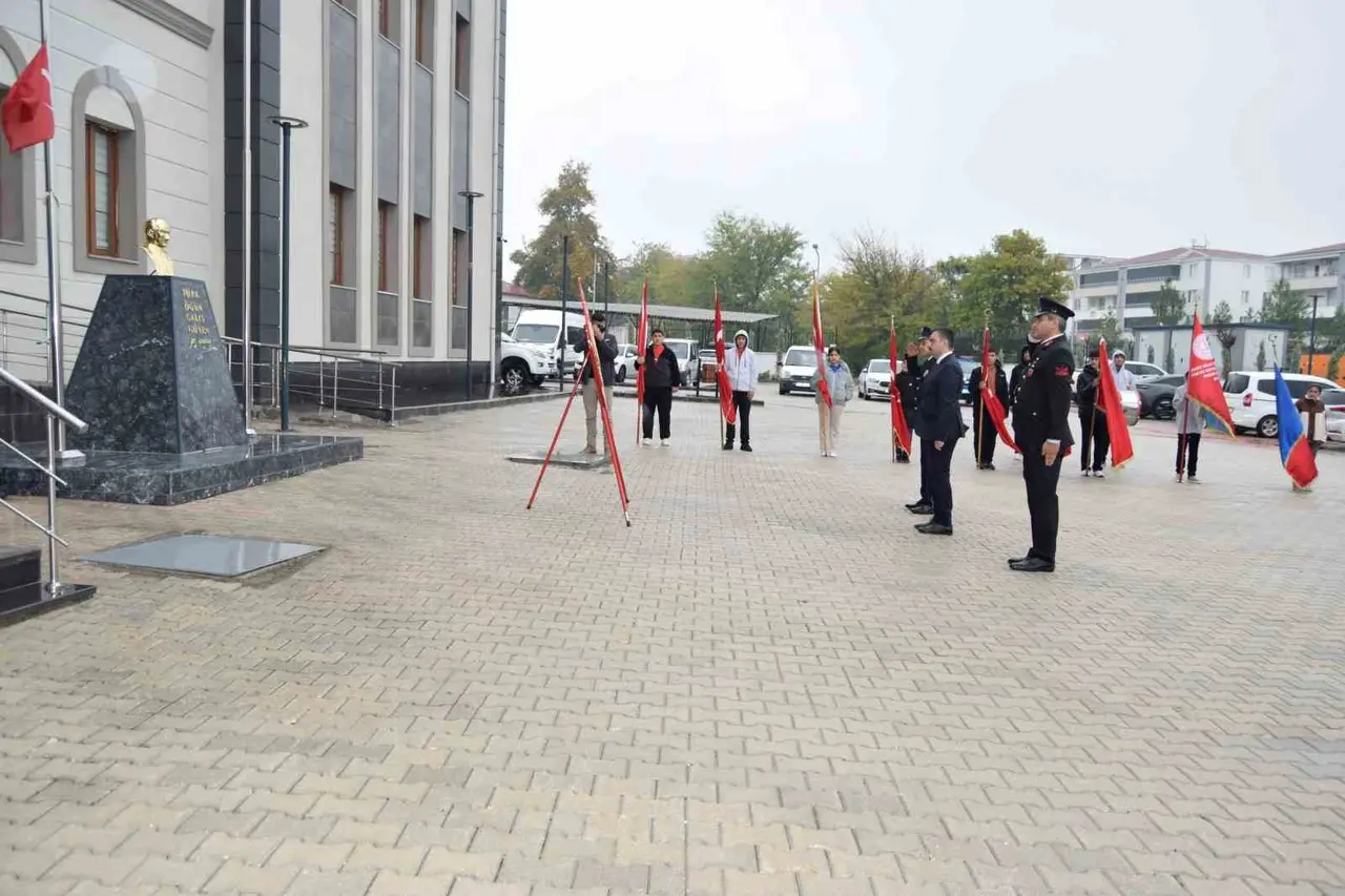 Dicle’de 29 Ekim Cumhuriyet Bayramı kutlamaları çelenk sunma töreniyle başladı