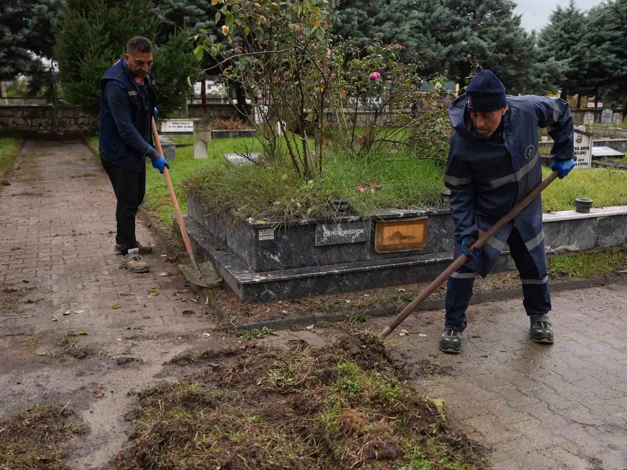 Düzce’de mezarlıklarda bakım ve temizlik çalışmaları sürüyor