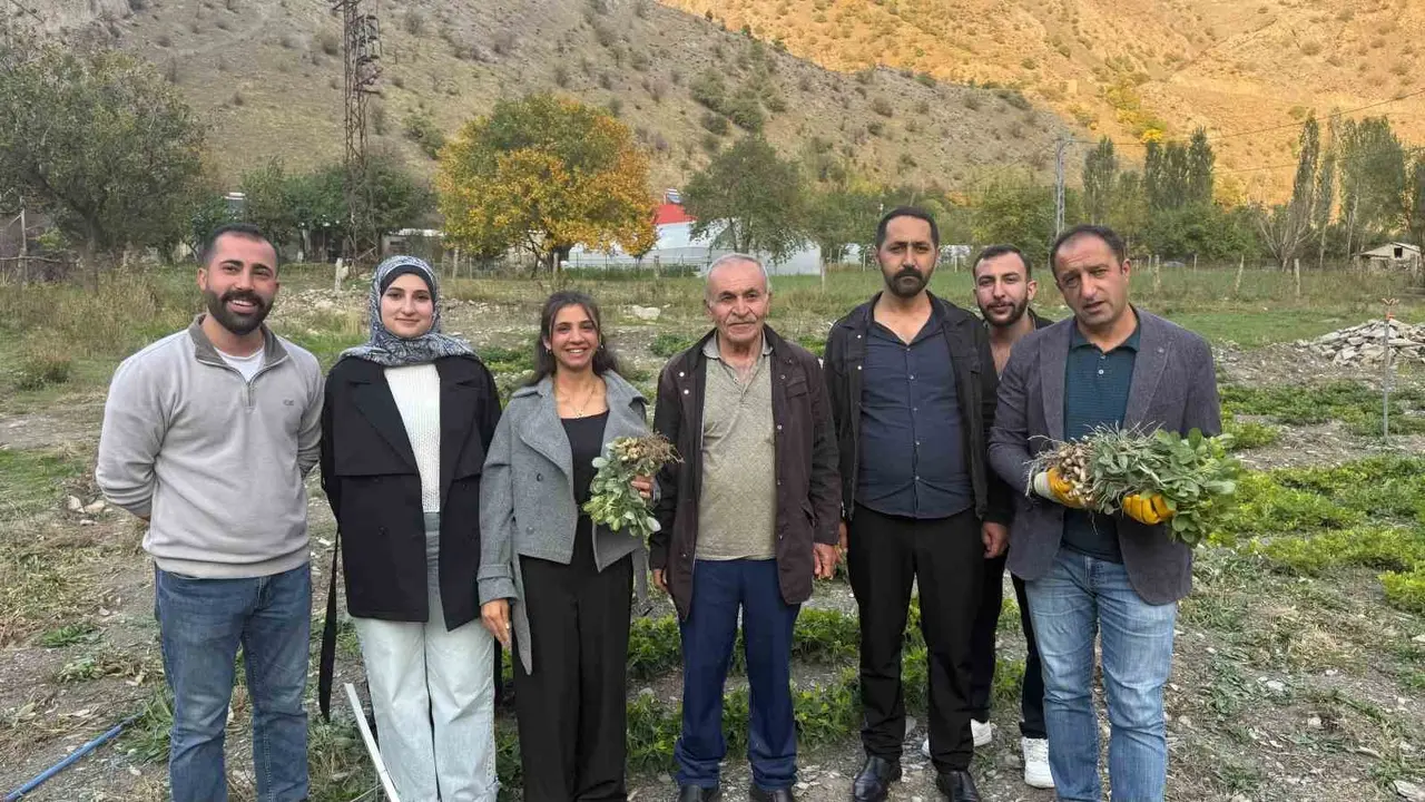 Hakkâri’de tarımda bir ilk: Bin 350 rakımda yer fıstığı yetiştirildi