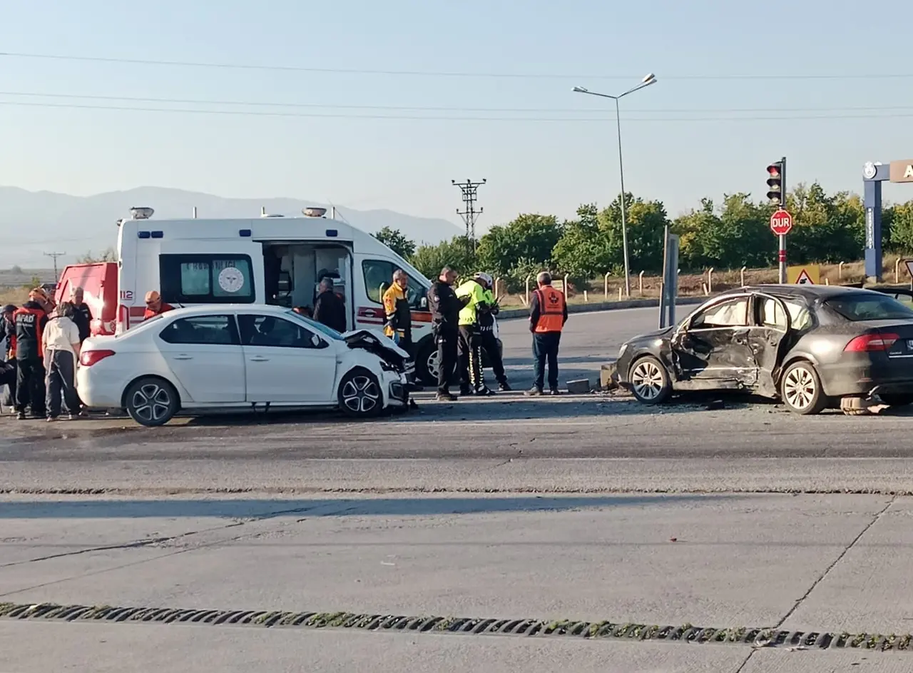 Malatya’da iki otomobilin çarpıştığı kaza kamerada: 1’i ağır 6 yaralı