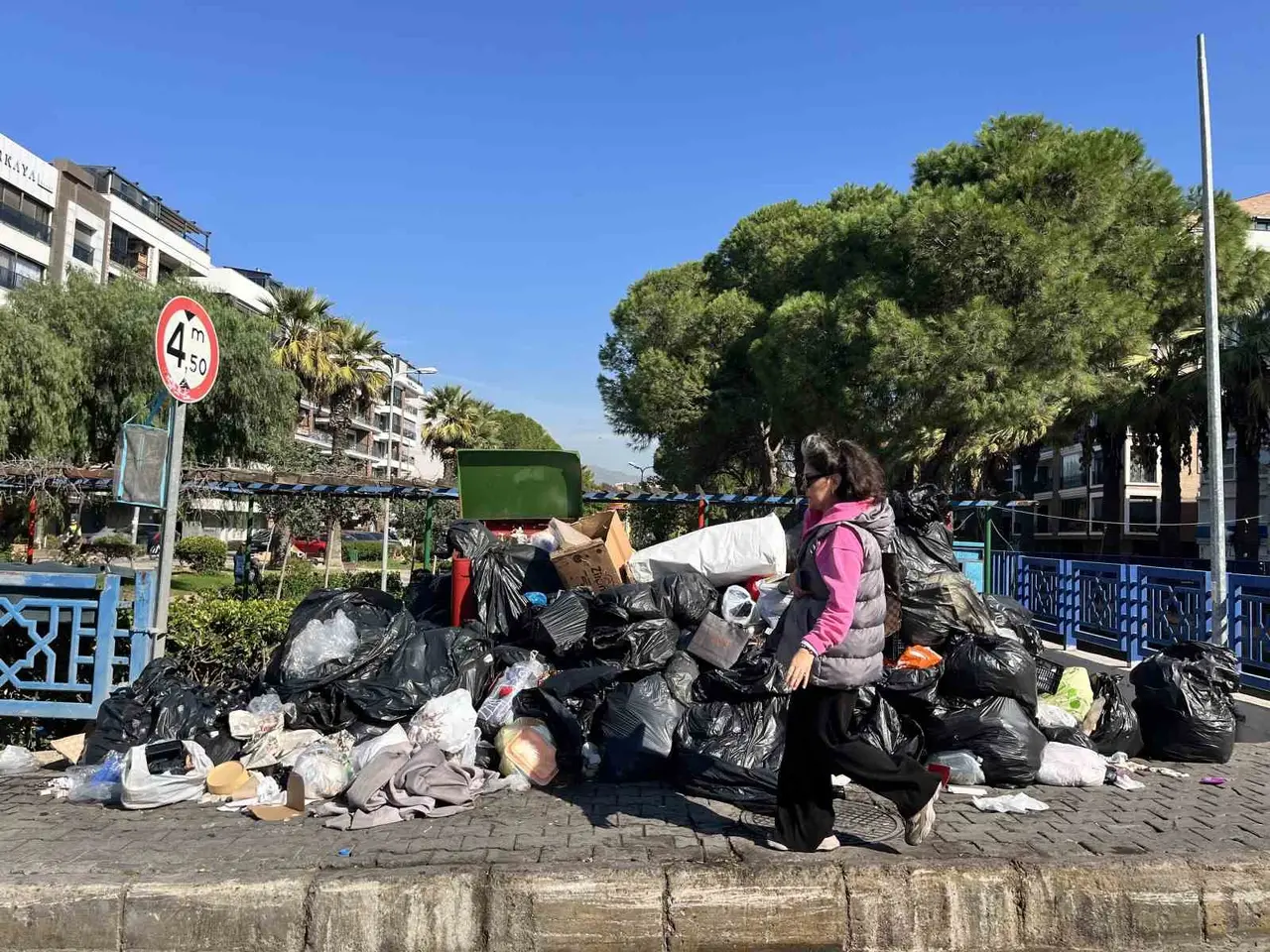 Karşıyaka’da çöp dağları insan boyuna ulaştı, vatandaş isyan etti