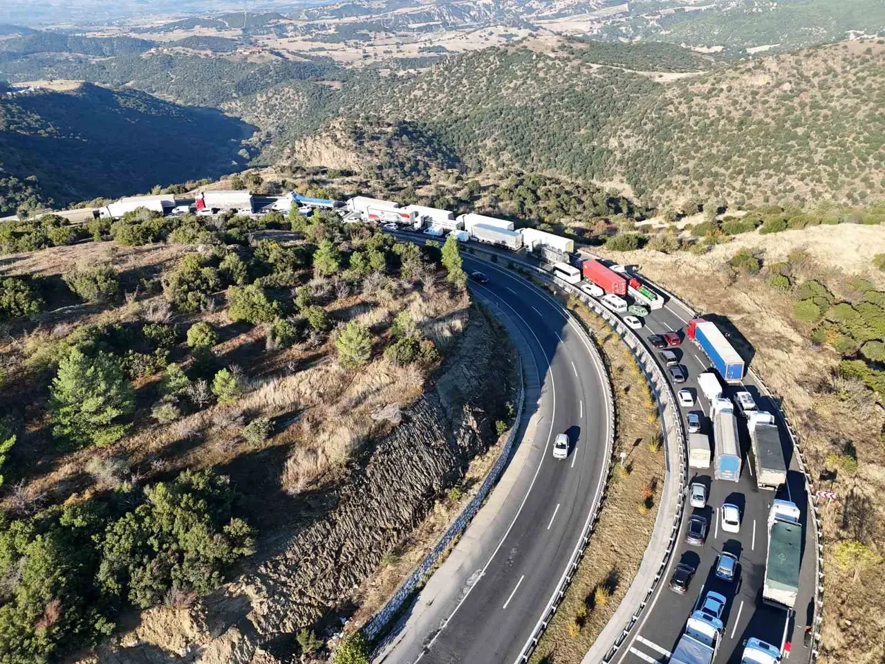 Uşak’ta domates yüklü tır devrildi: 1 ölü