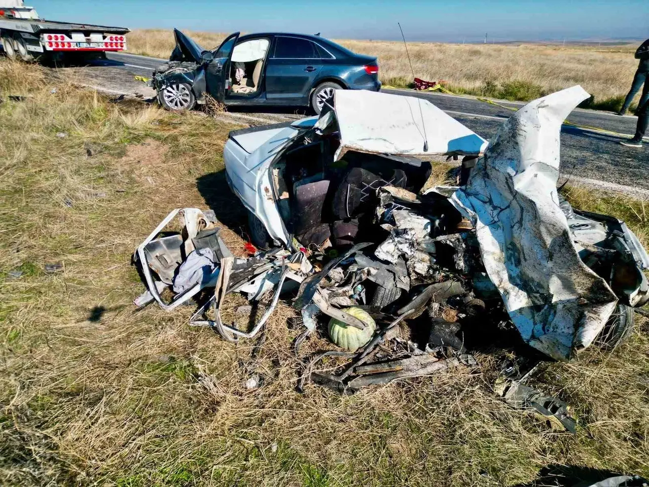 4 kişinin öldüğü kazada otomobiller parçalanarak hurdaya döndü