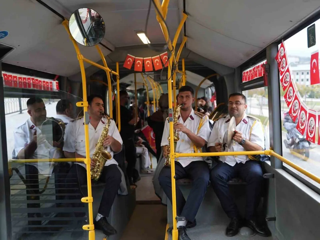 Belediye otobüsünde 29 Ekim Cumhuriyet Bayramı coşkusu