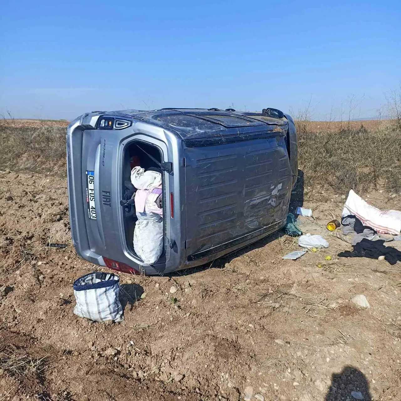 Çorum’da bariyerlere çarpan hafif ticari araç takla attı: 2 yaralı