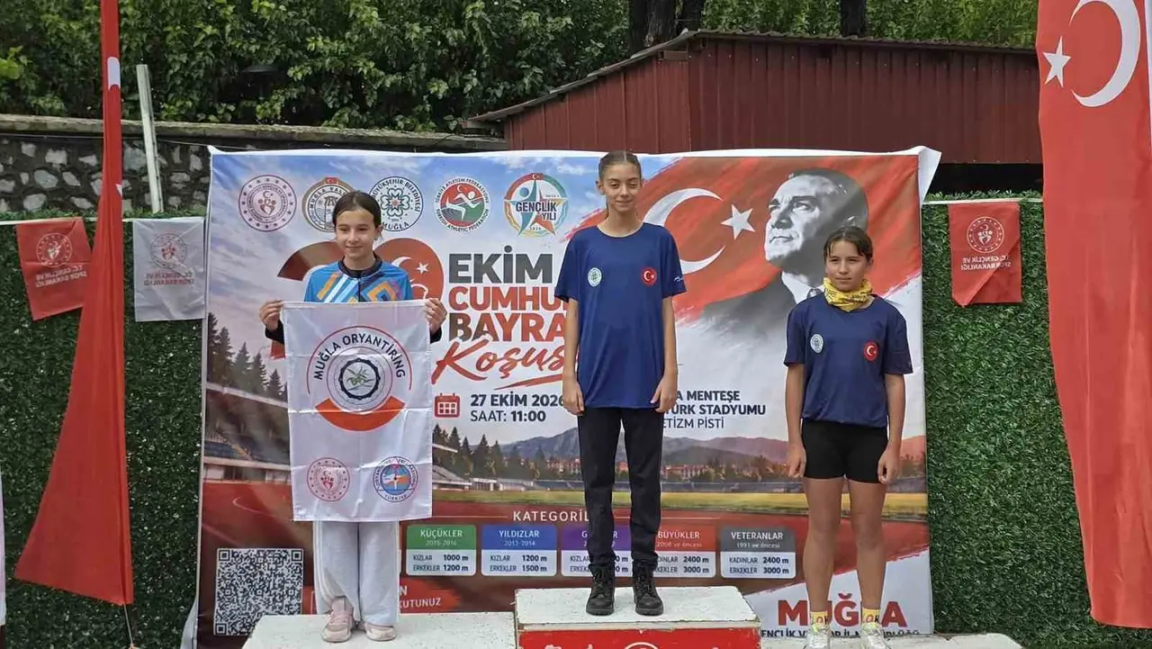Cumhuriyet koşusunda dereceye girenler ödüllerini aldı