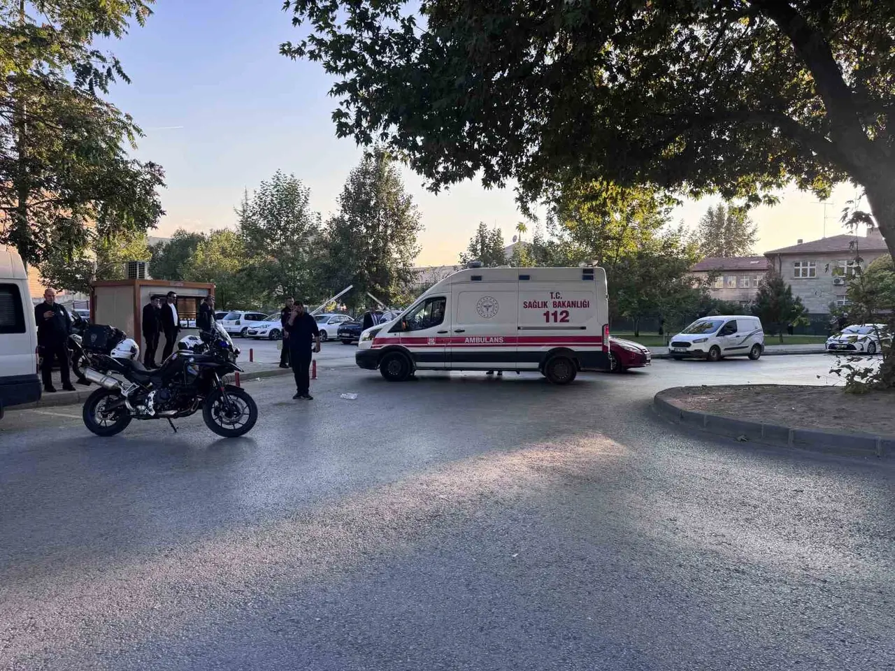 Kavşaktan dönen motosikletli Yunus ekibi kaza yaptı: 2 polis yaralı