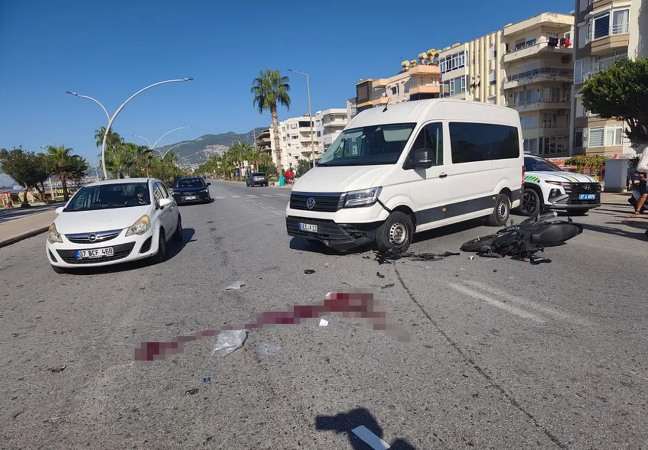 Alanya’da motosiklet ile minibüs çarpıştı: Üniversite öğrencisi genç kız hayatını kaybetti