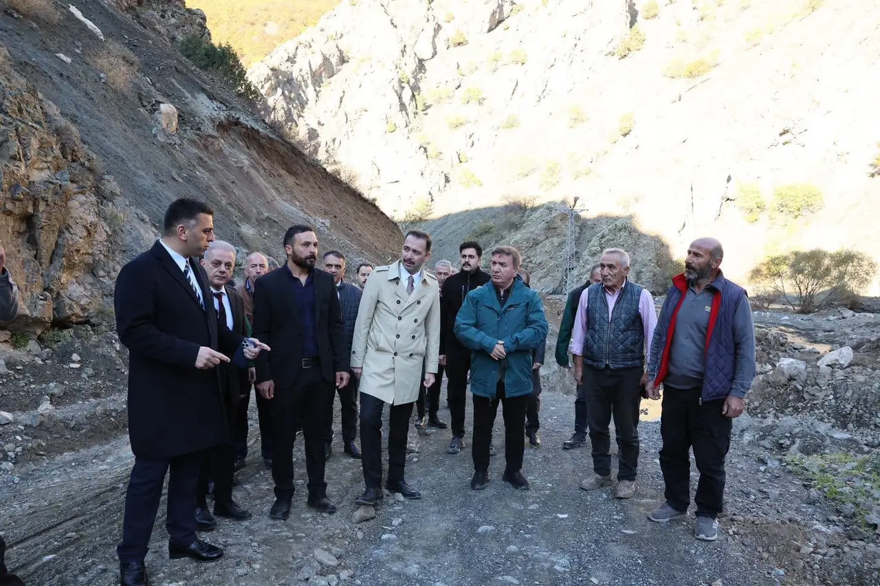 Erzincan’da yağıştan zarar gören köy yolları ve altyapı için çalışma yürütülüyor