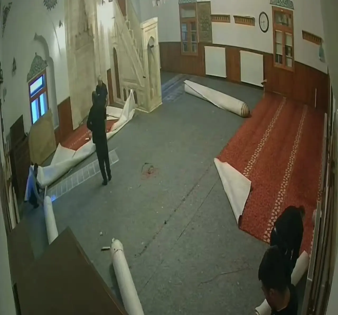 Sivas’ta hayır şartı kapsamında caminin halıları yenilendi