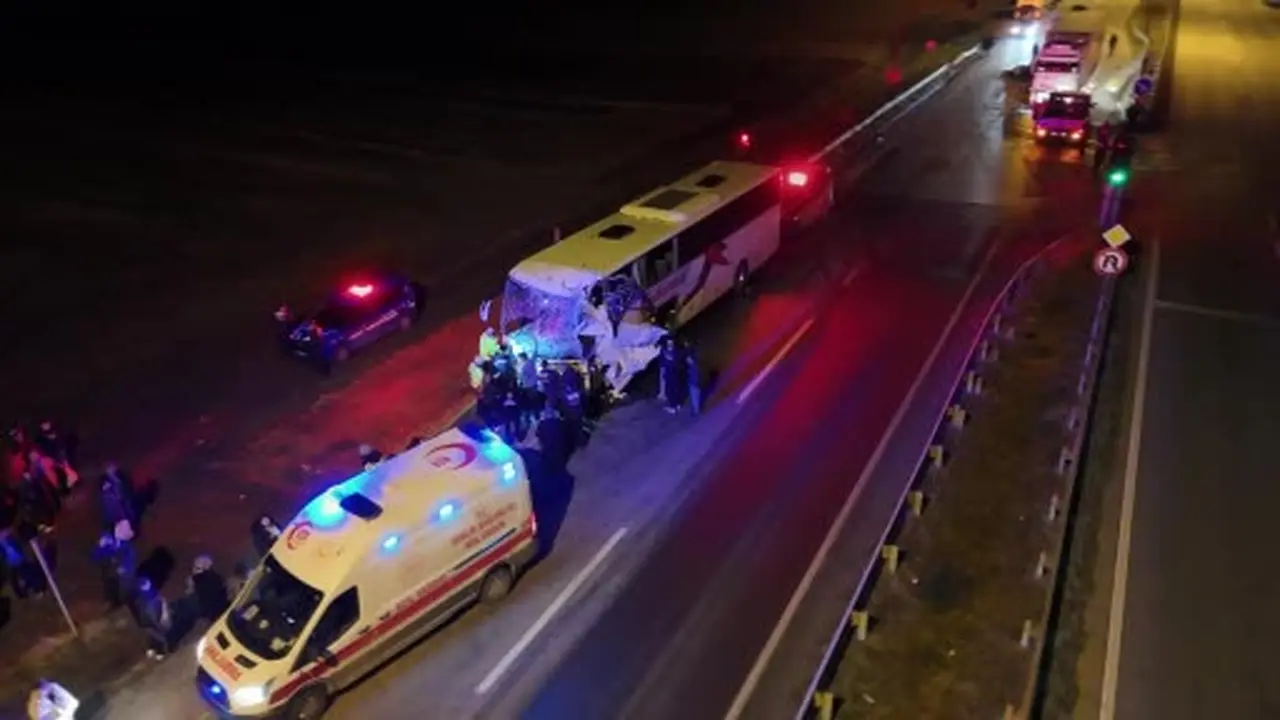 Edirne’de tur otobüsü nar yüklü tır ile çarpıştı: 10 yaralı