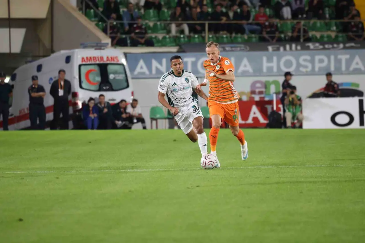 Trendyol Süper Lig: Corendon Alanyaspor: 0 - Kocaelispor: 2 (İlk yarı)