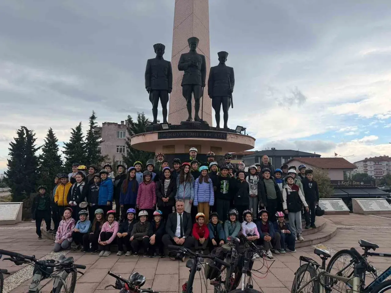 Burhaniye’de Bisiklet Turu’na 49 öğrenci katıldı