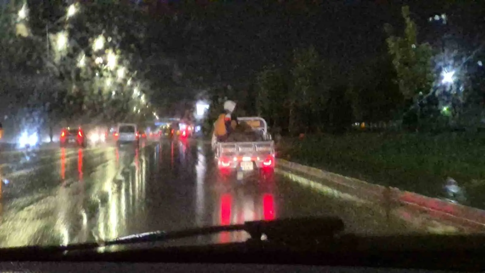 Yağmurlu havada motosiklet kasasında tehlikeli yolculuk kamerada