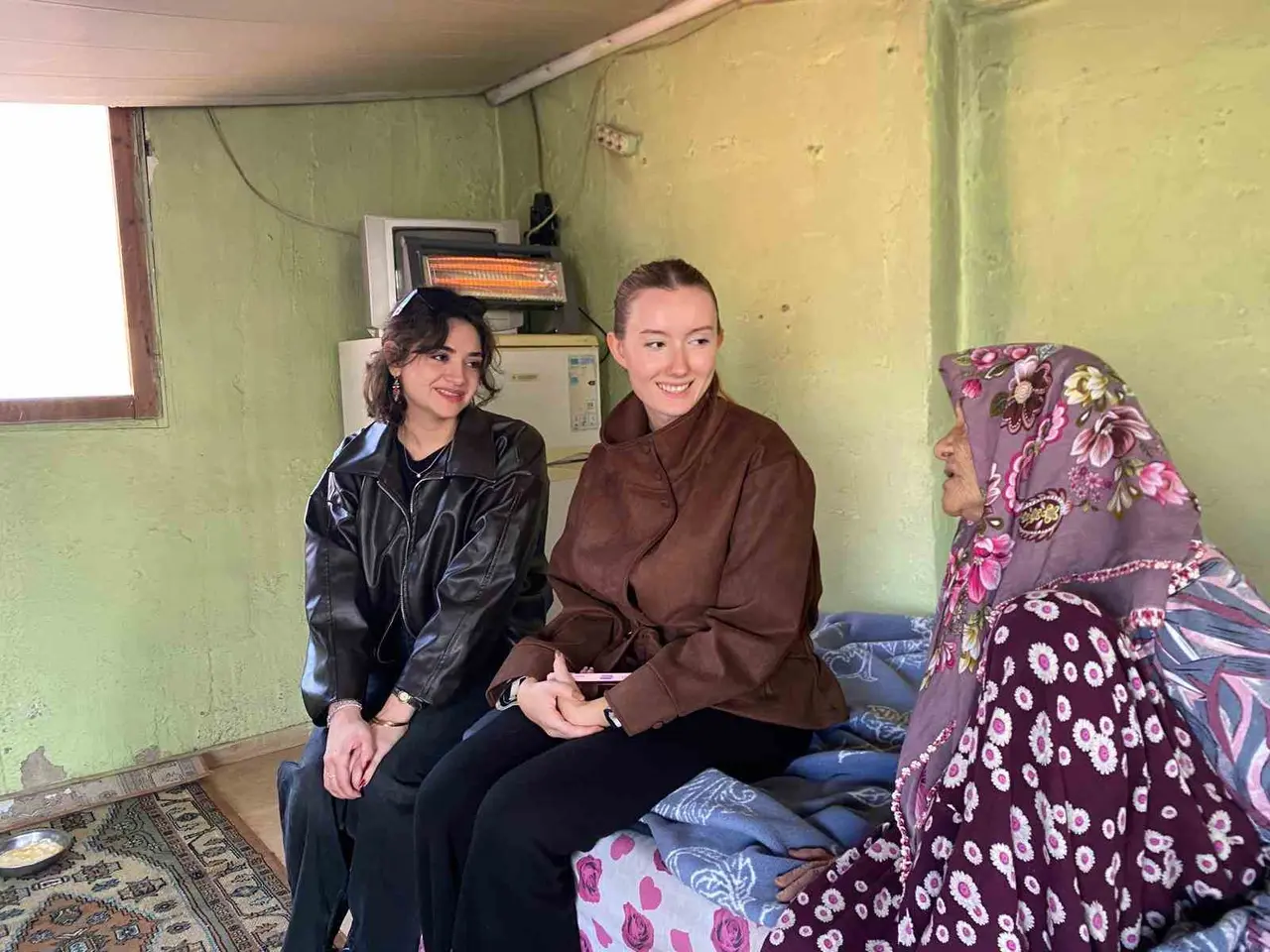 Manisalı gençler yaşlıları yalnız bırakmıyor