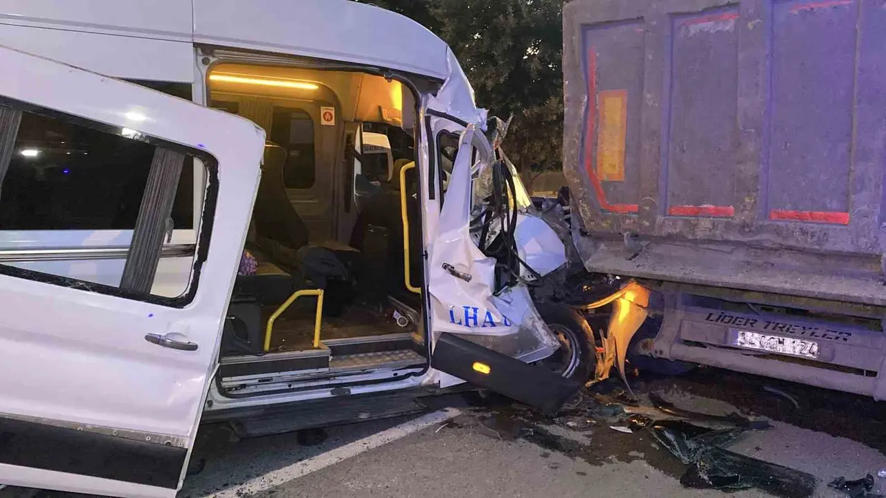 Arnavutköy’de servis minibüsü hafriyat kamyonuna çarptı: 9 yaralı