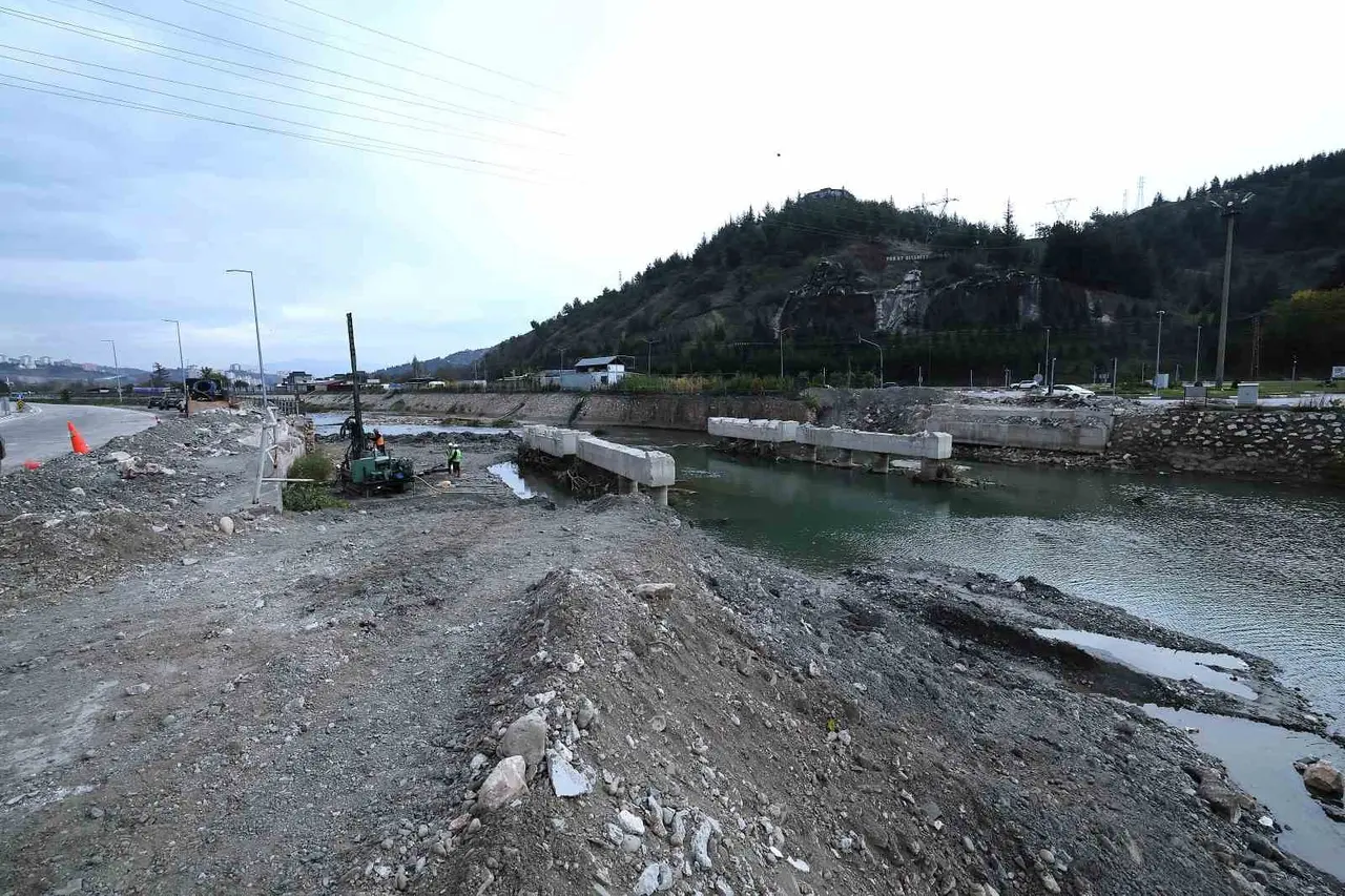 Tokat’ta taşkında yıkılan köprü yeniden inşa ediliyor