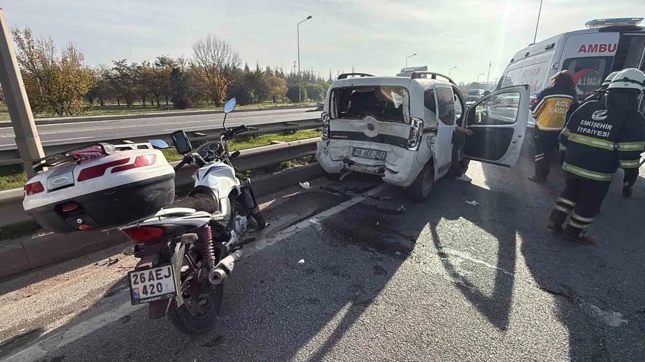 Eskişehir çevreyolunda pikap hafif ticari araca çarptı: 7 yaralı