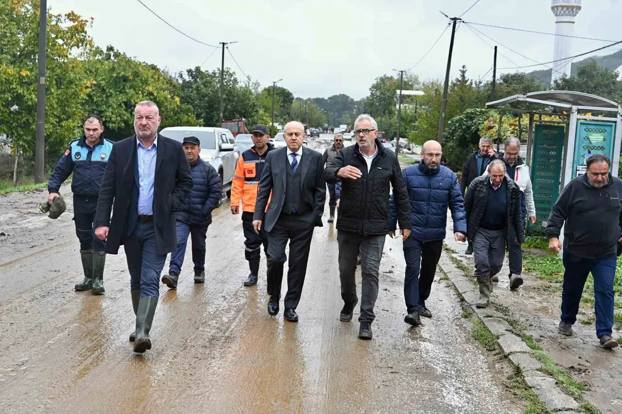 Karacabey’de şiddetli yağış sonrası tüm ekipler seferber oldu