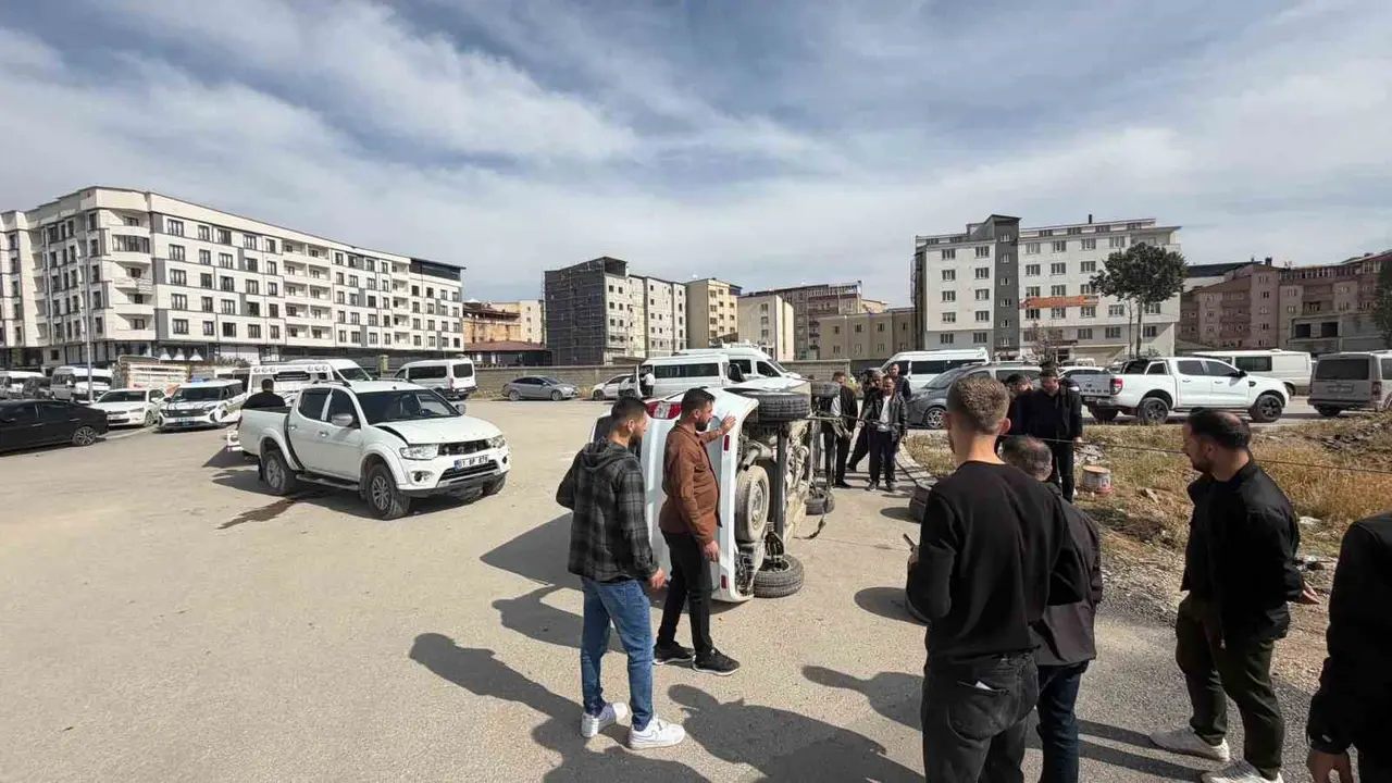 Yüksekova’da kamyonetle hafif ticari araç çarpıştı: 1 yaralı