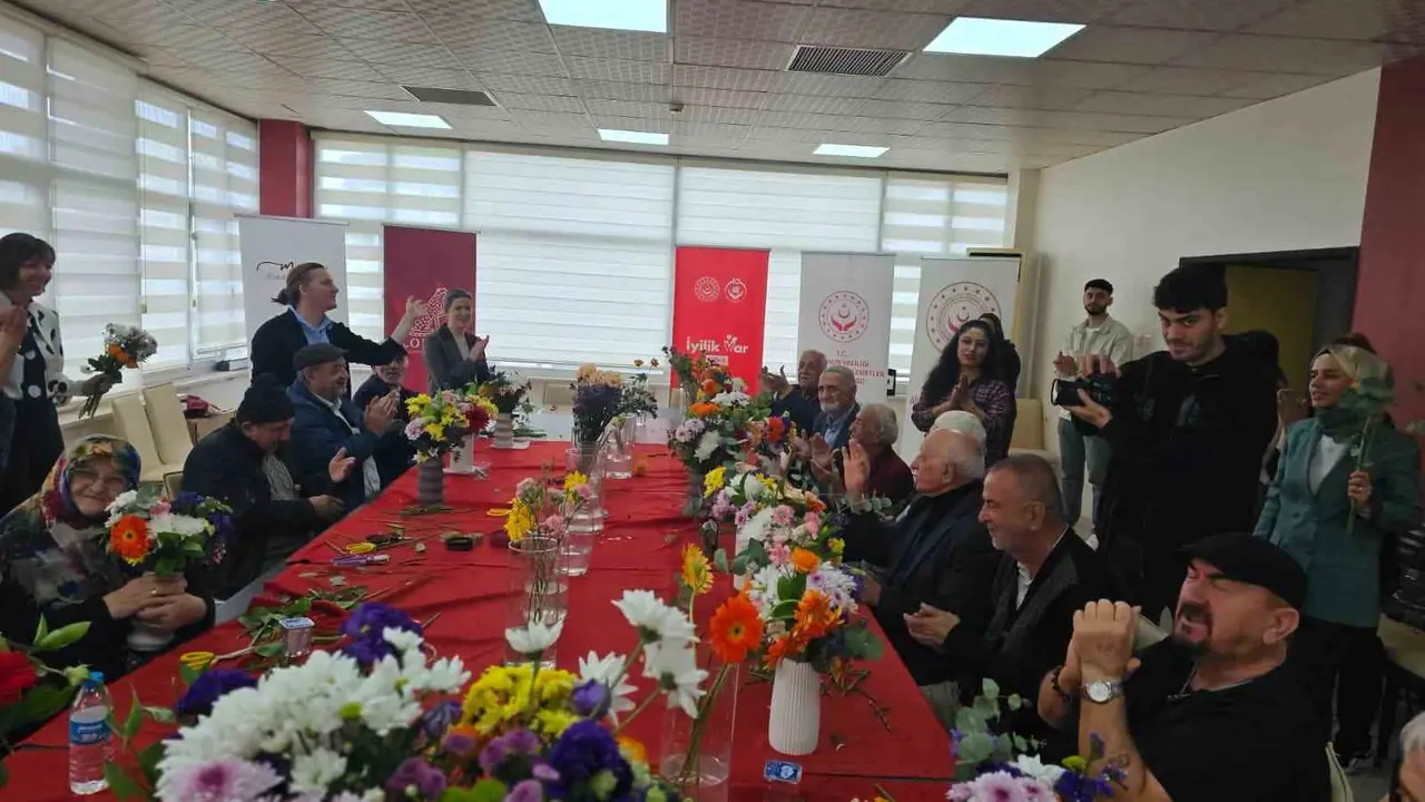 Huzurevi sakinlerine çiçekli terapi