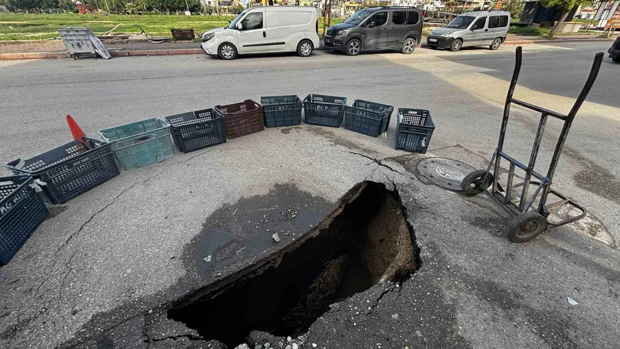 Yol çöktü, çevre esnafı çukuru kasalarla kapattı