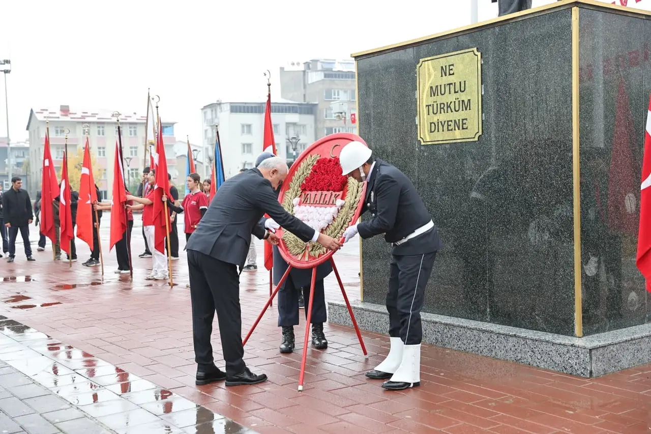 Muş’ta Cumhuriyet Bayramı coşkusu çelenk töreni ve yürüyüşle başladı